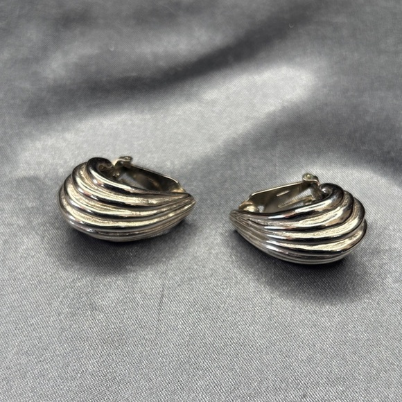 Kenneth Jay Lane Silver Shell Earrings - Picture 2 of 4